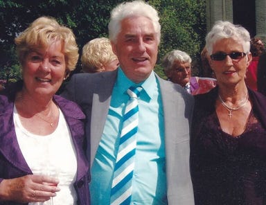 Arjen met links zijn moeder en rechts zijn vriedin 